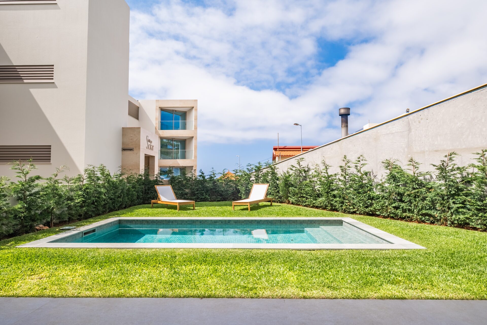Luxury T3 villa with infinity pool and mountain views in Estreito de Câmara de Lobos