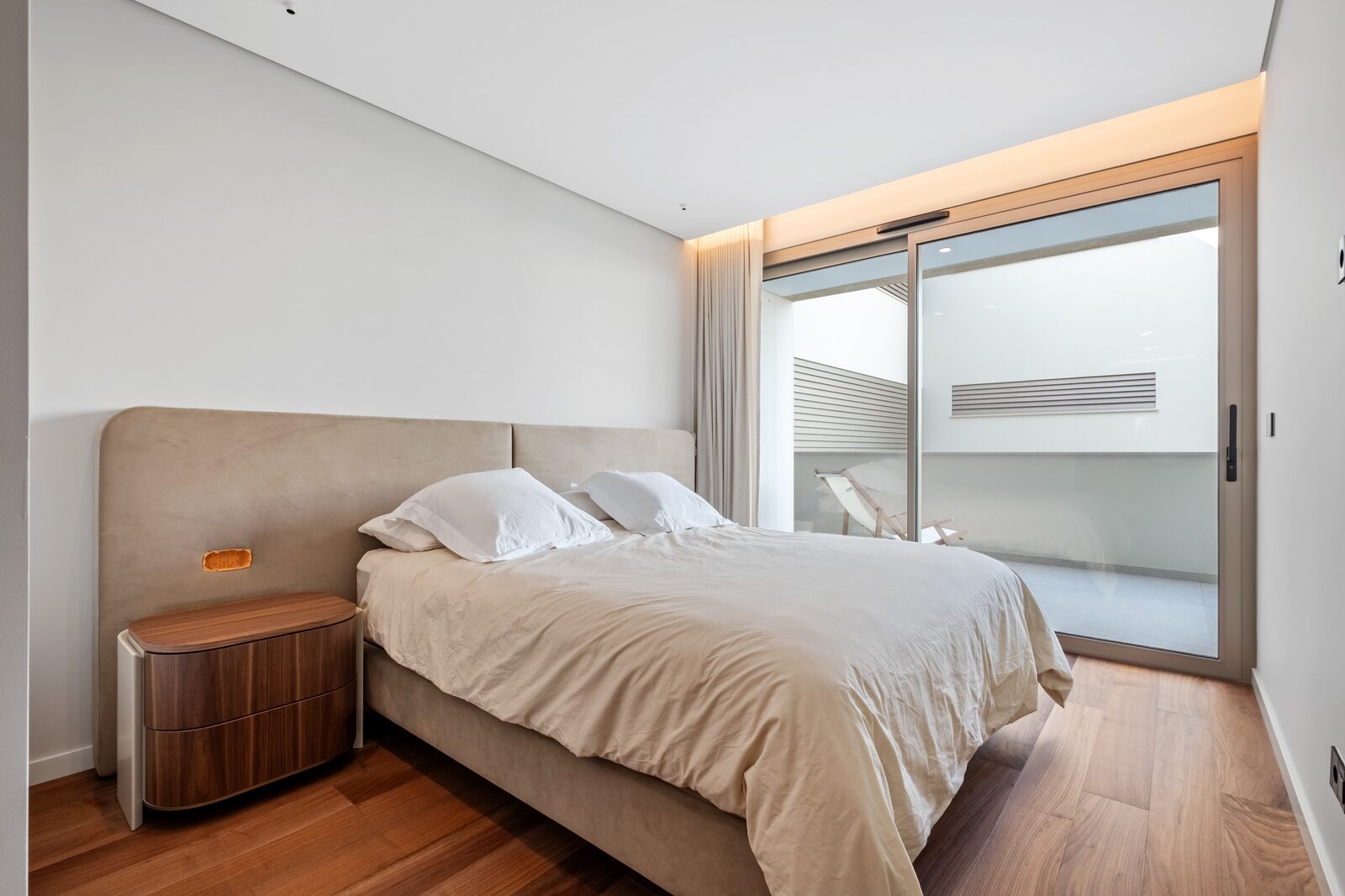 Spacious living room with contemporary finishes